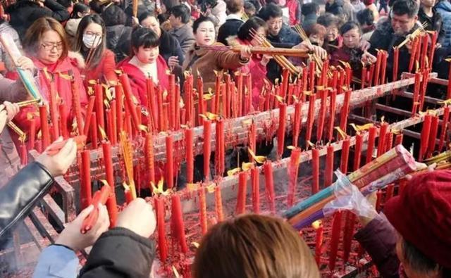 在古时候的中国,每逢初一十五家家户户都要烧香拜佛,为新的一年祈福.