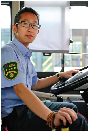 大学学历的公交司机赵伟:乘客和同事心中的