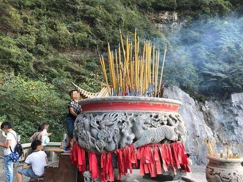 张家界天门山的香炉高约2米,不时有游客上香跪拜.
