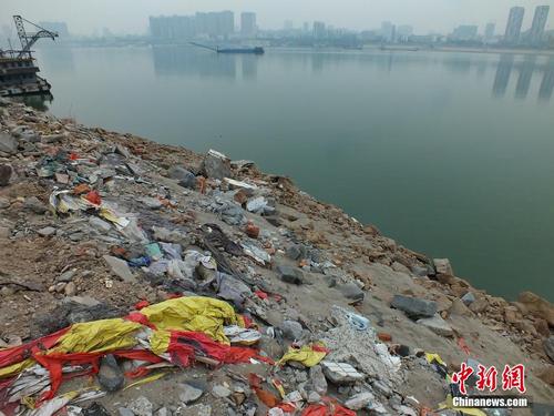 长江河道边现垃圾山:建筑垃圾堆积而成(组图)