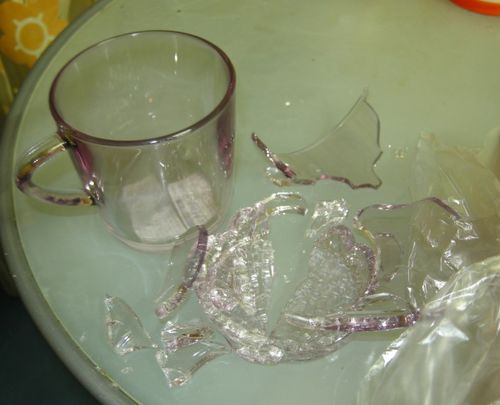 好好的杯子,突然碎了,是在暗示着什么吗?