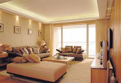 客厅通透大气,阳光肆无忌惮地照进来,与整体木色或棕黄色的家具相