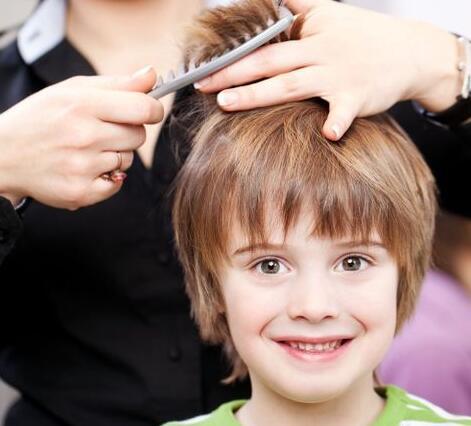 吉日是指新生儿剃胎头或削发出家的含义,与现今人们去理发店修剪头发