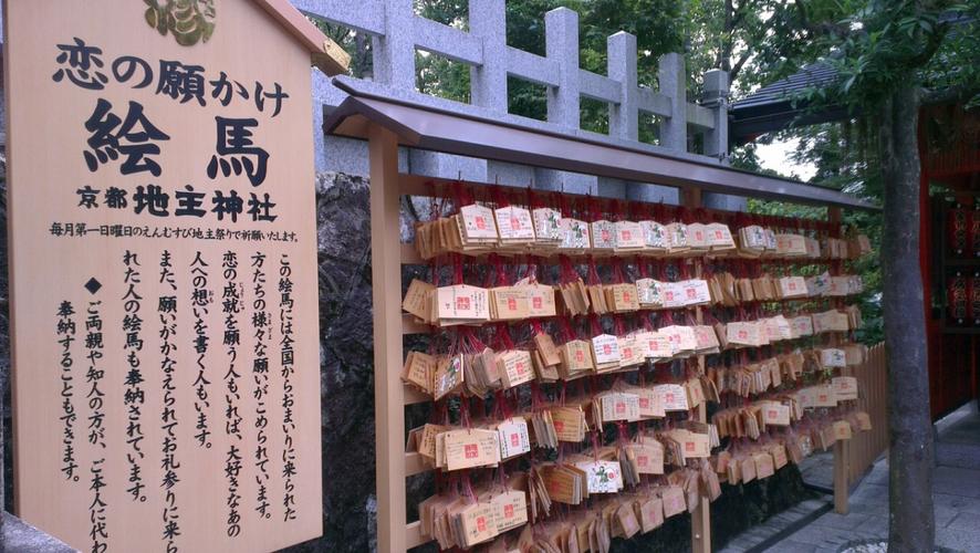 日本神社掀起热潮:福卡上贴满中国留言,真的有那么灵吗?